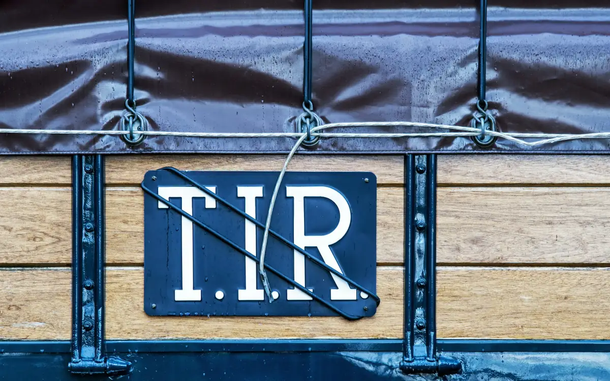 Plăcuța T.I.R. și cablul vamal pe peretele unei semiremorci