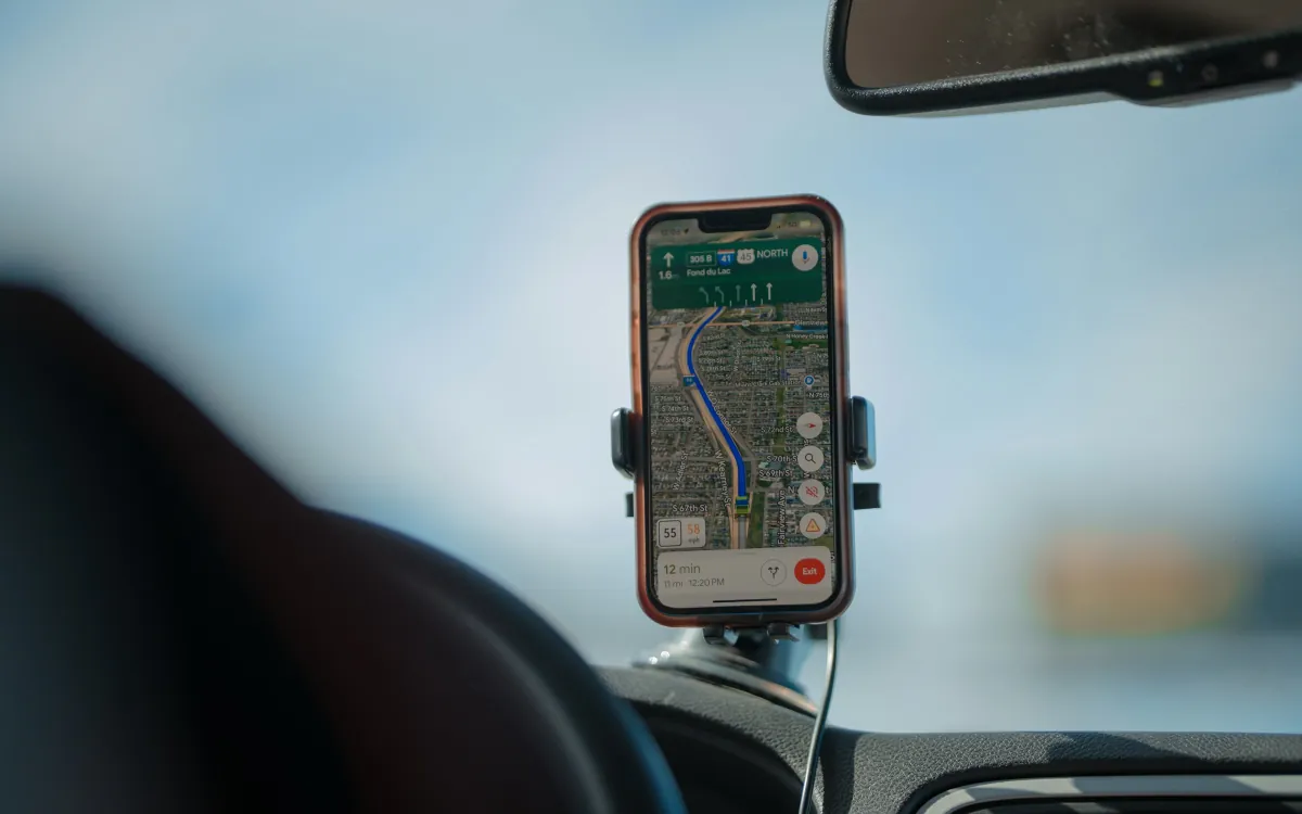 Telefon cu harta traseului într-un suport pe parbriz