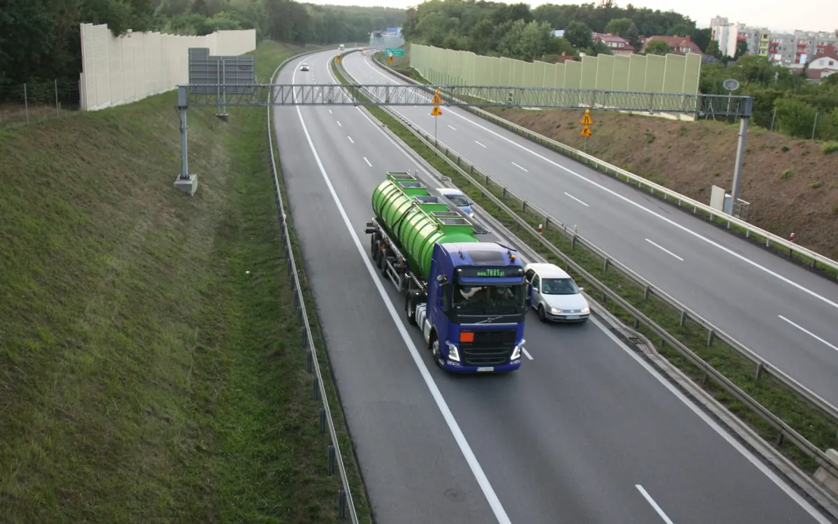Autocisternă cu plăcuță portocalie ADR pe un drum expres din Polonia