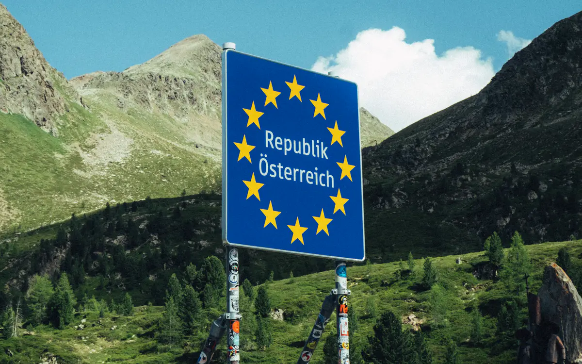 Indicator de frontieră cu stelele UE lângă șosea