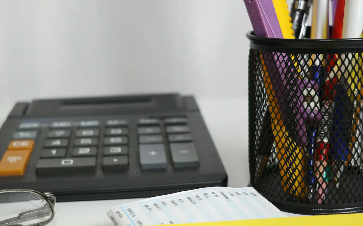 Birou cu calculator și hârtii - datele pentru declarație se iau din factură și din contract
