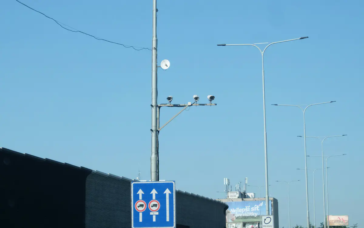 Kamery kontrolne na maszcie nad drogą